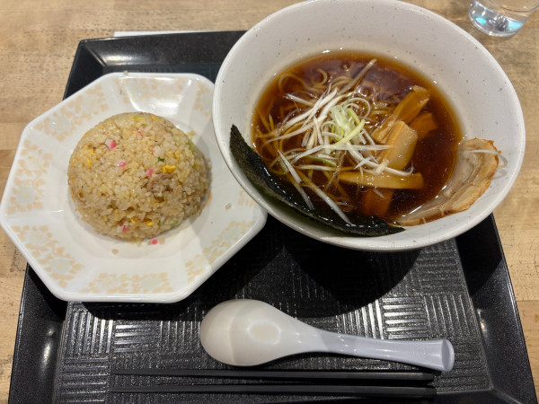 「醤油らーめん　半炒飯セット1000円」@市川PA（首都高速湾岸線西行き)の写真