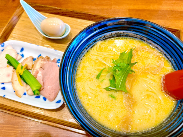 「濃厚鶏白湯らーめん（980円）、味玉（CP）」@麺や 柚葉の写真