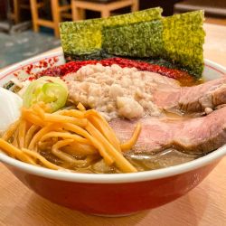 しょうゆ中華そば＋ニンニク＋辛中華(4辛)＋身入り