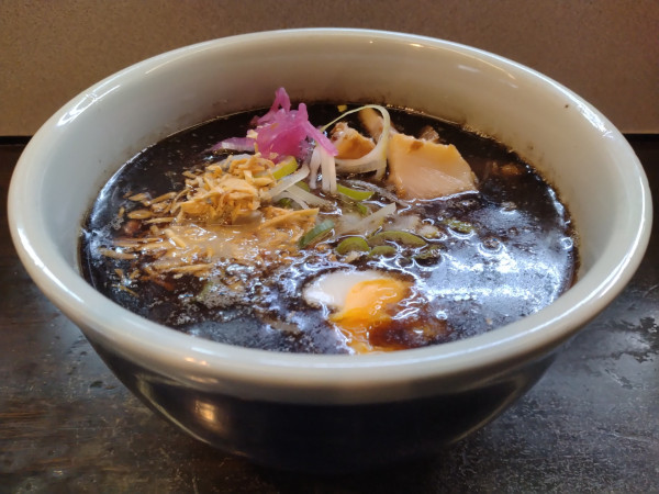 「焦がしブラックしおらーめん」@らーめん 山頭火 渋谷店の写真