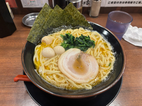 「濃厚醤油ラーメン900円、大盛り100円」@横浜家系ラーメン ガチ家の写真