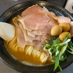 メイン＝エビ、スープ＝鯛、細麺（900円）+肉増し+味玉（150