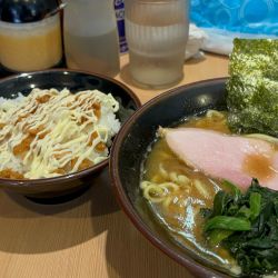ラーメン980円、ライス200円です。