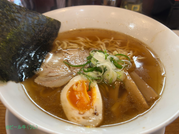 「しょうゆラーメン１玉(800円)、ギョウザ５個(450円)、半チ」@まるきちの写真