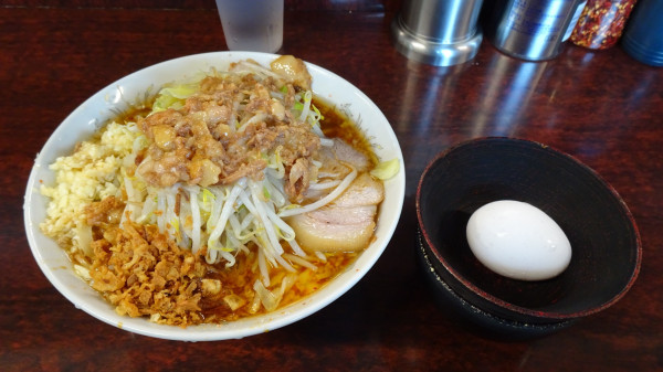 「小ラーメン（800円）＋辛いラーメン（100円）＋生たまご」@ラーメン二郎 めじろ台店の写真