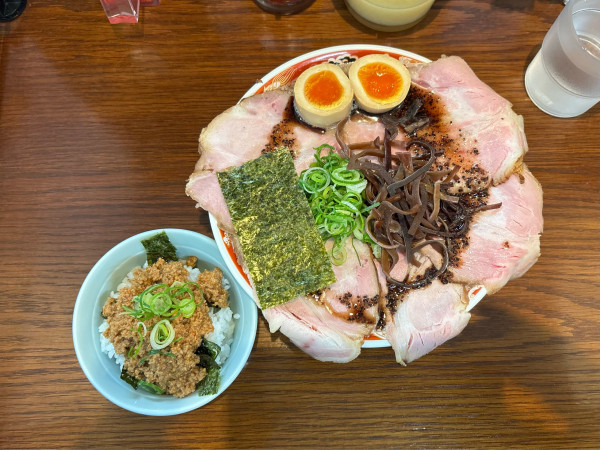「マル得濃厚ラーメン黒（1500）ミニ辛ひき肉ごはん（350）」@ラーメンかなやの写真
