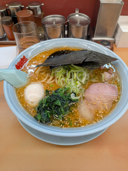 「特製味噌ラーメン 味玉 ほうれん草 コロチャー 大盛り」@ラーメン山岡家 守谷店の写真