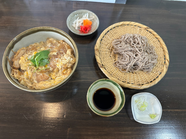 「かつ丼小ざるそばセット（かつ丼＋小ざるそば ）1,500円」@食堂 小野の写真