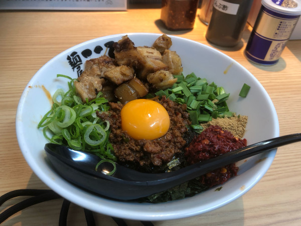 「激辛台湾まぜそば並（1,000円）、ゴロゴロチャーシュー（280」@麺屋こころ 池袋西口店の写真