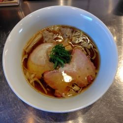 ワンタン付き地鶏と鴨の醤油らぁ麺1150円