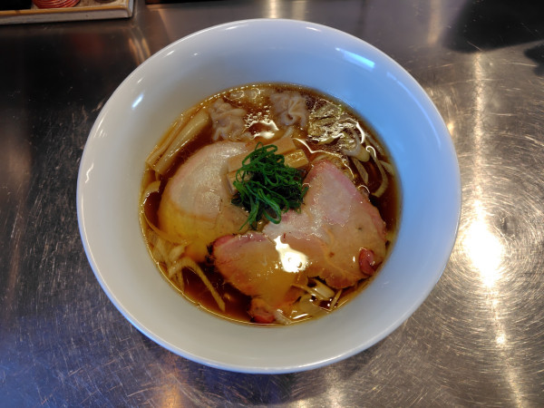 「ワンタン付き地鶏と鴨の醤油らぁ麺1150円」@麺しかのの写真