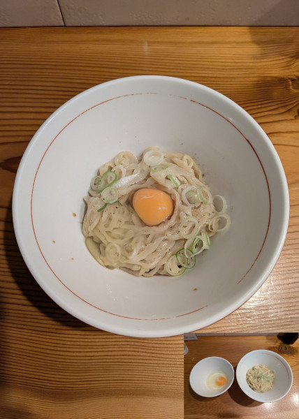 「麺と醤油 + 生たまご」@らーめん かねかつの写真