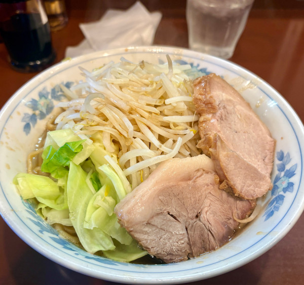 「ラーメン(硬め、ヤサイ増し、 アブラ多め、味濃いめ)」@らーめん陸の写真