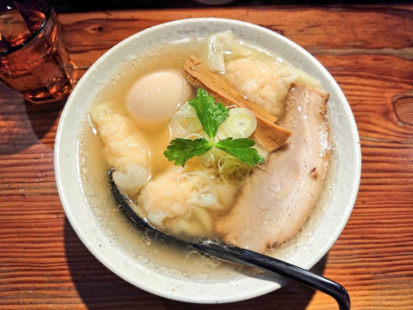 「海老塩雲吞麺＋味玉」@純手打ち 麺と未来の写真