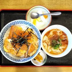 かつ丼とミニめん(きしめん) 1200円