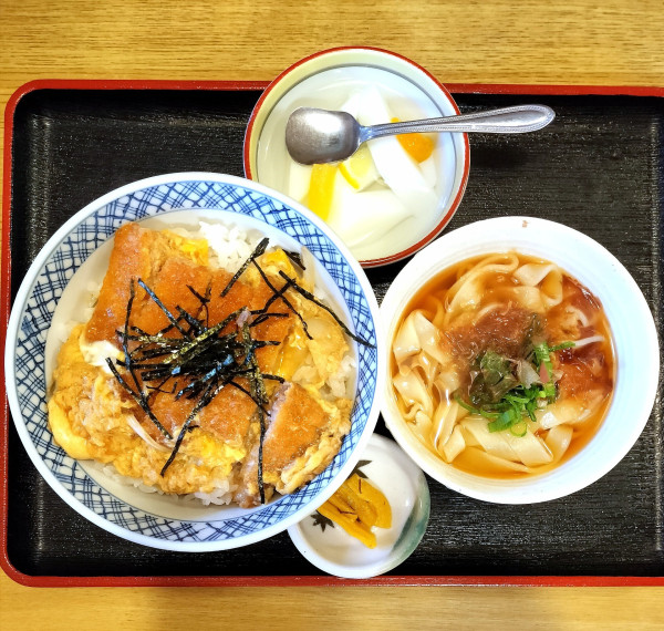 「かつ丼とミニめん(きしめん) 1200円」@めん処 大吉の写真