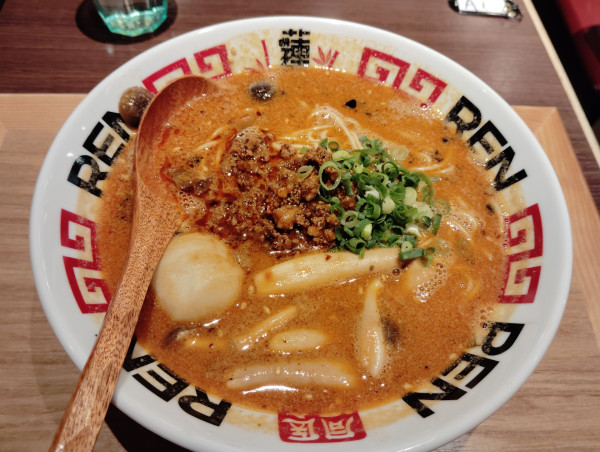 「麻辣湯麺　　780円　魚団子、しめじ各100円」@蓮蓮 川崎アゼリア店の写真