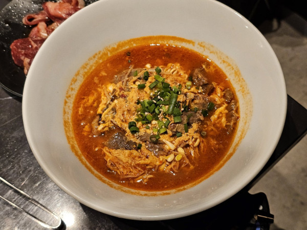 「ユッケジャンラーメン　899円」@黒毛和牛と銀シャリ 肉の匠の写真