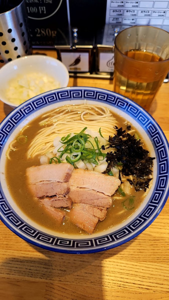 「濃厚煮干し（大）＋タマネギ」@豚骨醤油 三輪の写真