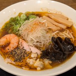 自家製辣油入り魚介酸辣湯麺（890円）