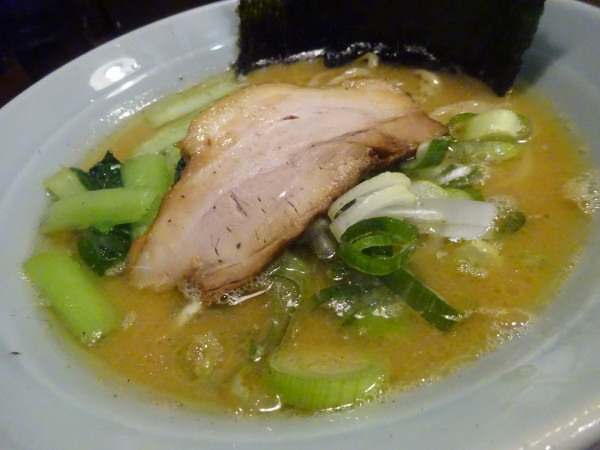 「醤油豚骨ラーメン　950円」@横浜家系ラーメン よこ家の写真