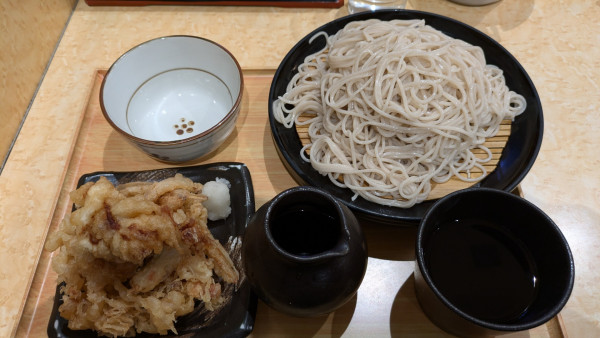 「二枚もりかき揚げ付き、鳥から天」@小諸そば 九段下駅前店の写真