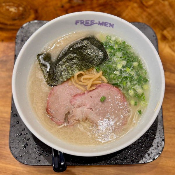 「とんこつラーメン（800円）」@FREE-MENの写真