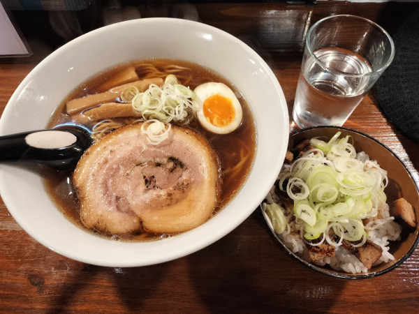 「特製醤油ラーメン+ミニネギチャーシュー丼」@らぁ麺 麺道館の写真