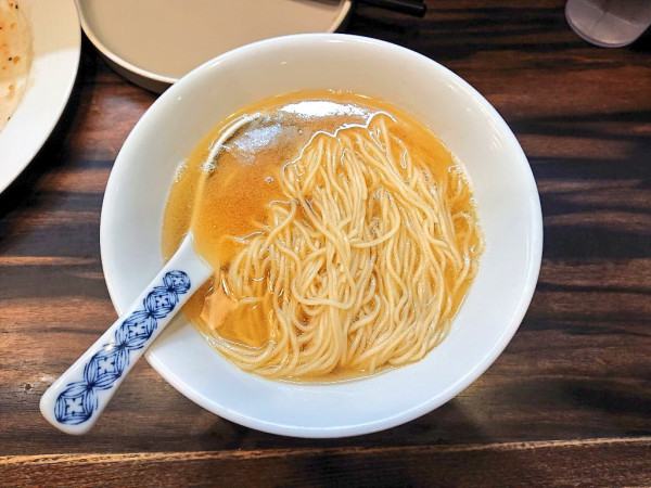 「コンソメのかけらーめん+ローストビーフ」@稲荷屋の写真