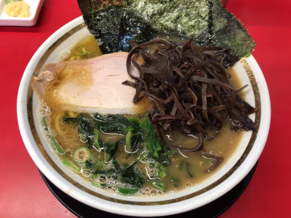 「朝ラーメン(ふつうめ)+キクラゲ 650円」@王道家直伝 との丸家 八潮店の写真