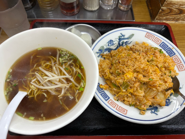 「キムチチャーハンと半ラーメン」@中華料理 香源の写真