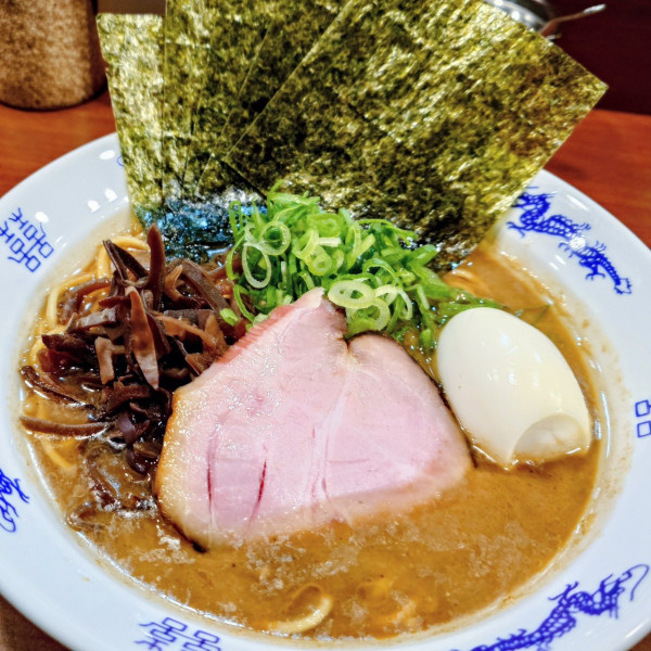 「ストロング豚骨醤油ラーメン 貝と昆布出汁の味玉+国産有明海苔」@ラーメンニキ新橋の写真