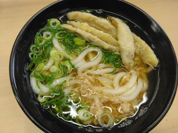 「ごぼう天うどん590円(かしわ入り)」@博多ホームうどんの写真