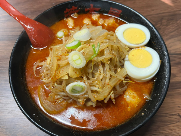 「限定 味噌卵麺 中辛 1200円」@元祖旨辛系タンメン 荒木屋の写真