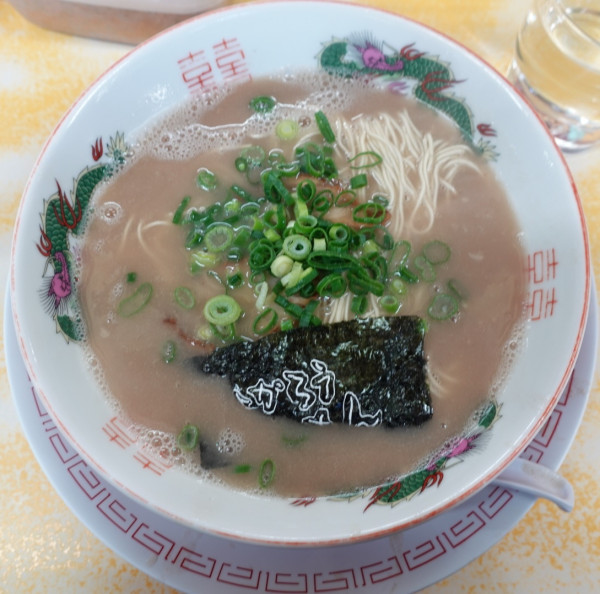 「ラーメン（870円）+替玉（ランチタイム無料）」@よかろうもんの写真