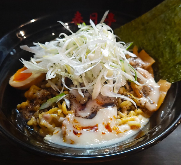 「とん黒油そば中盛（￥1,090）」@油そば専門店 春日亭 東池袋店の写真