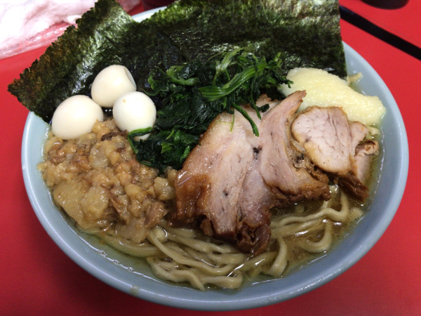 「東浦家 普通(ニンニク、アブラ) 1200円」@ラーメン富士丸 東浦和店の写真