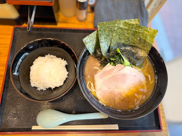 「ラーメン 並 850円＋無料ライス少なめ」@ラーメン見田家の写真