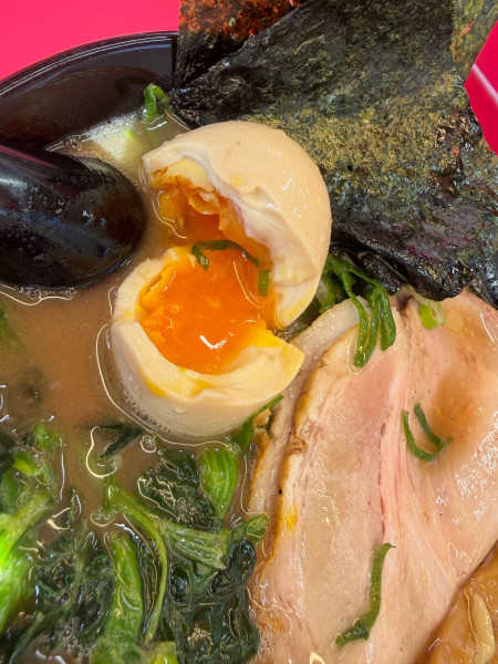 「特選ラーメン（並）1200円　ごはん無料」@横浜家系ラーメン 宮里家の写真