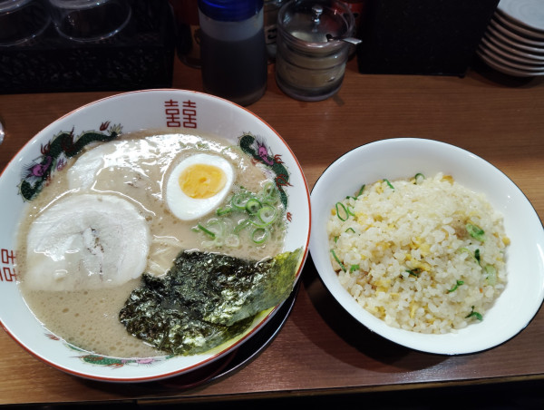 「豚骨ラーメン炒飯セット　1200円」@豚骨発祥 久留米ラーメン くるめやの写真