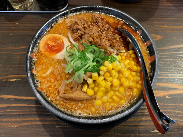 「辛味噌ラーメン(激辛)+コーン 1,330円」@高なべの写真