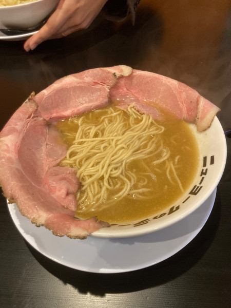 「すっぴん550円　レアチャーシュー3枚290円　替え玉150」@ニューヨークのラーメン屋 滋賀本店の写真