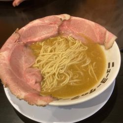 すっぴん550円　レアチャーシュー3枚290円　替え玉150