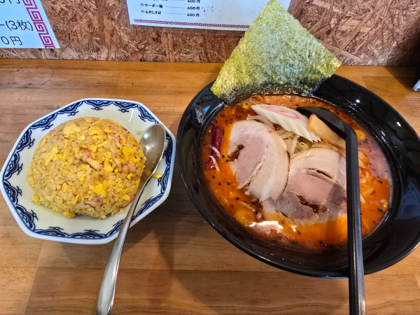 「辛味噌ラーメン＋半チャーハン」@らーめん大紅の写真