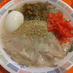 辛子高菜ラーメン390円(硬め)、ゆで卵60円