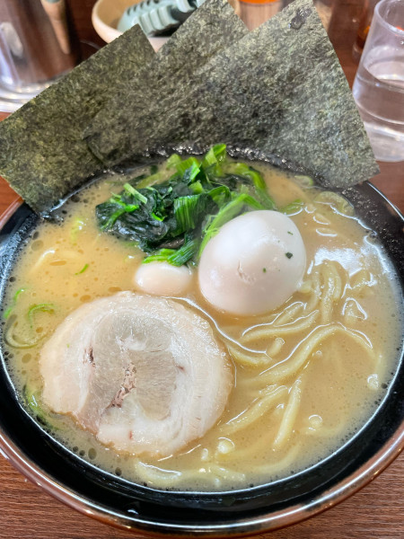 「醤油ラーメン＋味玉」@横浜家系ラーメン本郷家の写真