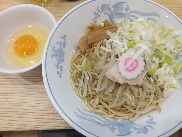 「油そば・麺軽め+生卵」@らーめん 高尾の写真