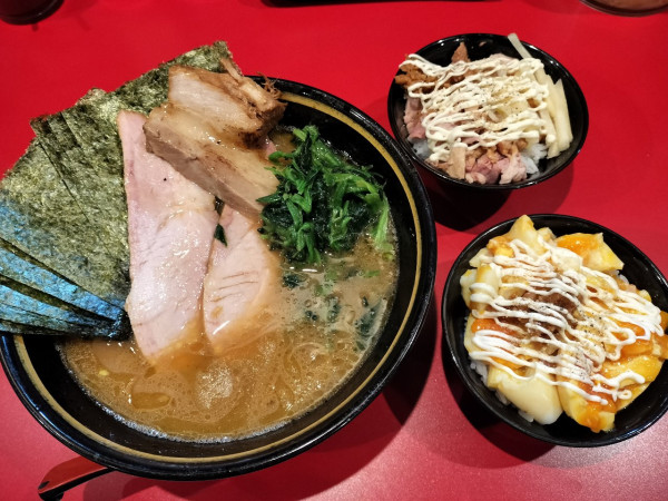 「ラーメンミニ丼セット、たまご丼、モモ、バラチャーシュー1枚増し」@家系ラーメン 稲葉家の写真