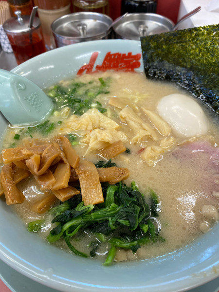 「プレミアム塩とんこつ（メンマ、ほうれん草）」@山岡家 平塚店の写真