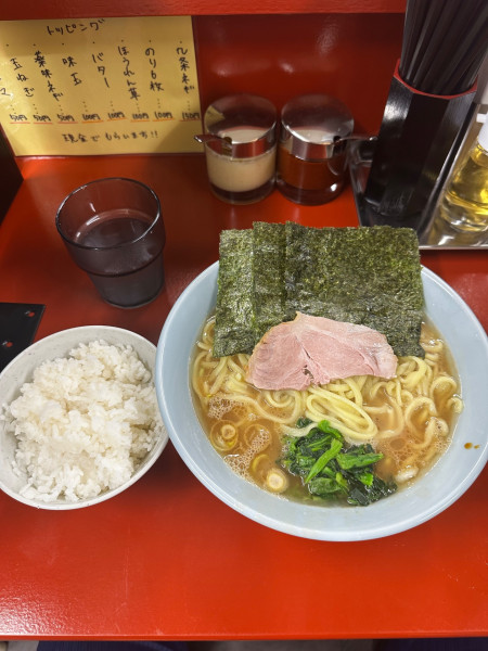 「ラーメン 850円 濃さ普通麺固め油普通」@横浜家系ラーメン こころ家の写真